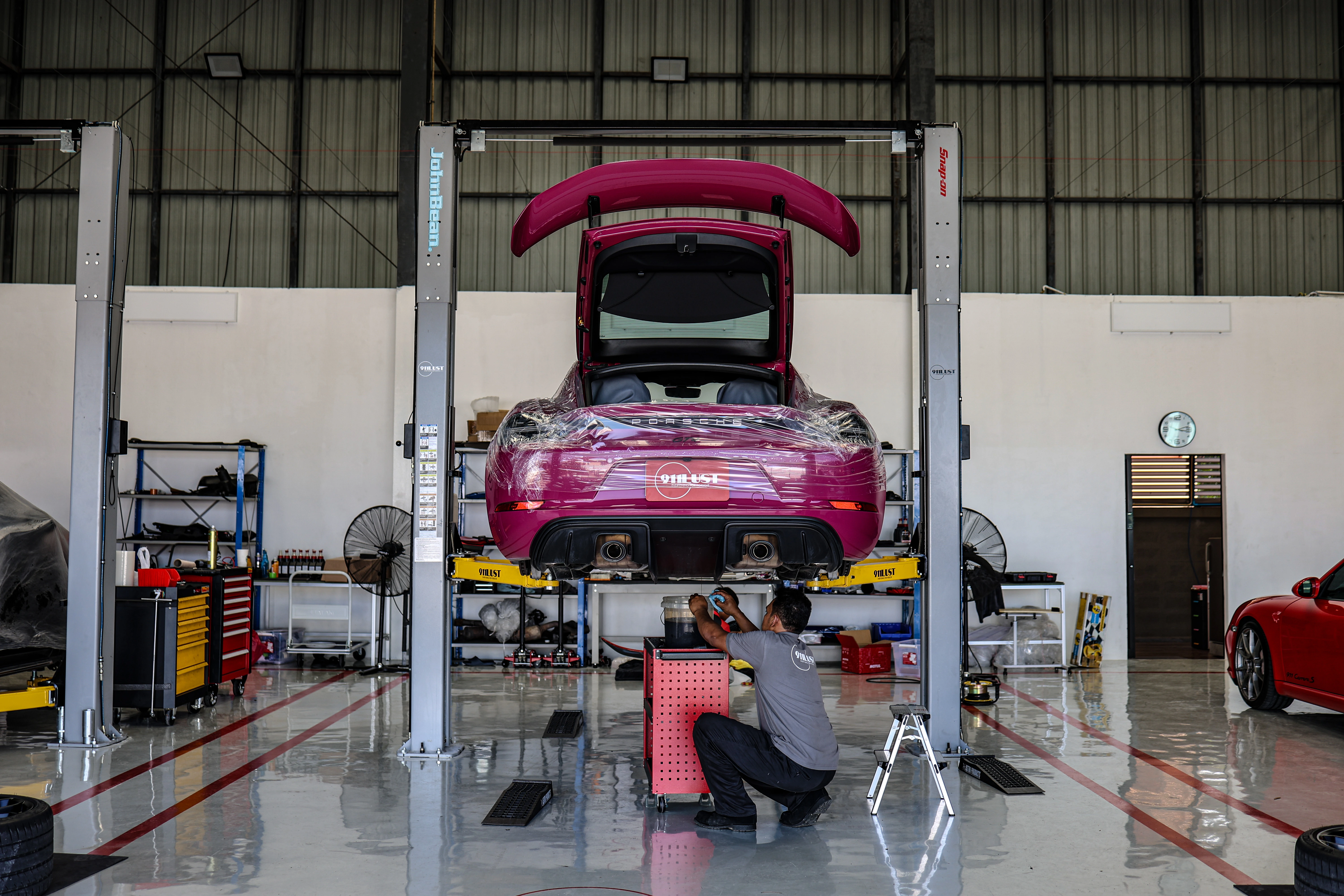 อะไหล่ของ รถยนต์ปอร์เช่: ความสำคัญ คุณภาพ และการดูแลที่เจ้าของรถควรรู้