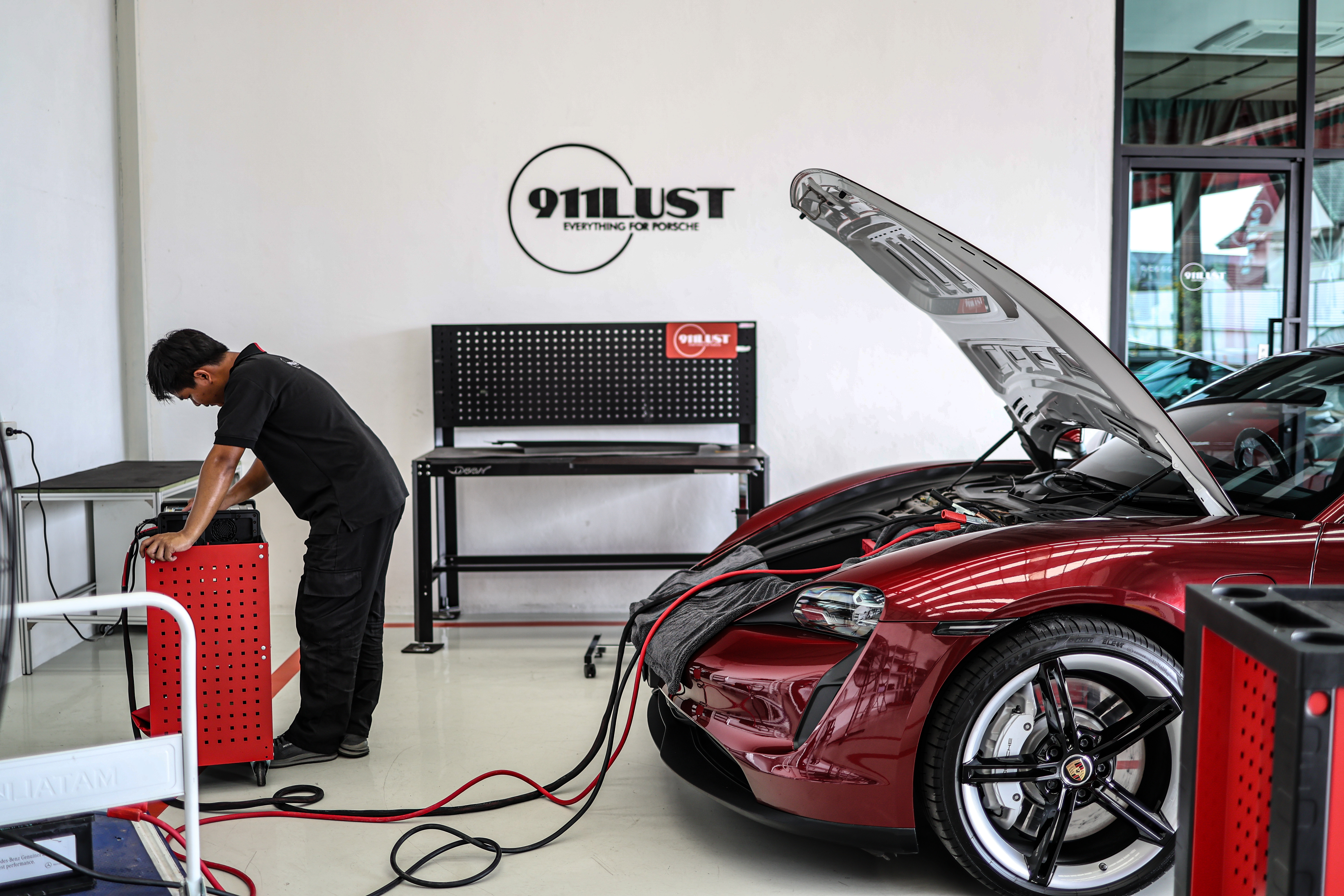 Porsche ไฟฟ้า: ยุคใหม่แห่งความหรูหราและเทคโนโลยี