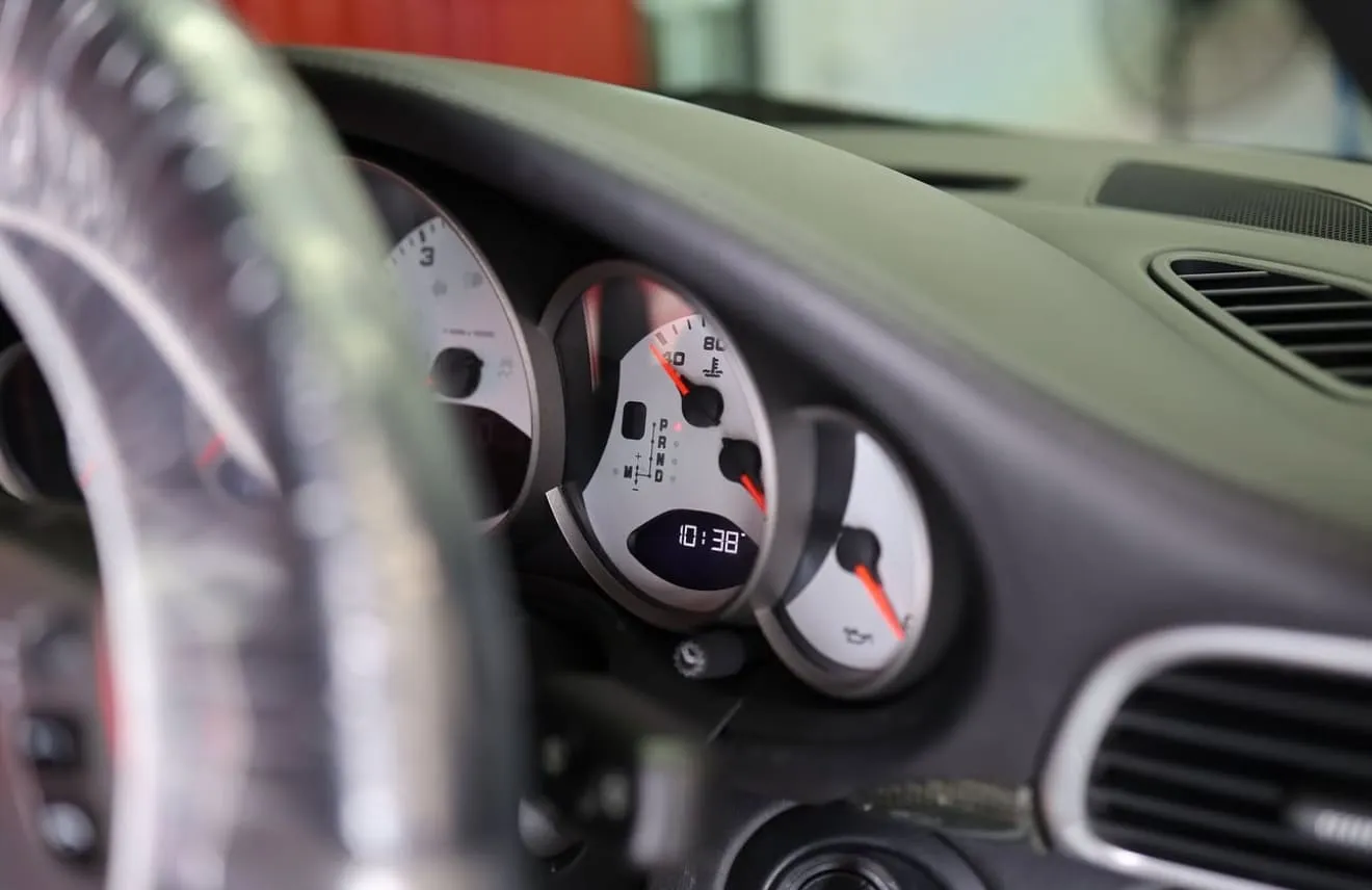 ปัญหา Porsche ที่พบบ่อย: เสียงดังจากช่วงล่าง, ไฟเตือน, น้ำมันรั่ว และทำไม เครื่องมือ PIWIS ถึงสำคัญ